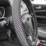 ΚΑΛΥΜΜΑ ΤΙΜΟΝΙΟΥ SWC-60 (M) 37>39cm ΜΑΥΡΟ ΜΕ ΣΧΕΔΙΟ ΑΣΠΡΟΜΑΥΡΗ ΣΚΑΚΙΕΡΑ AMIO - 1 ΤΕΜ. Διάμετρος 37-39 cm